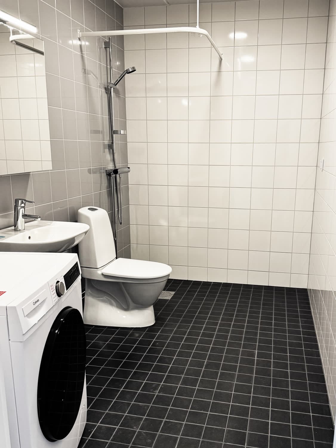 Helkaklat badrum med tvättmaskin