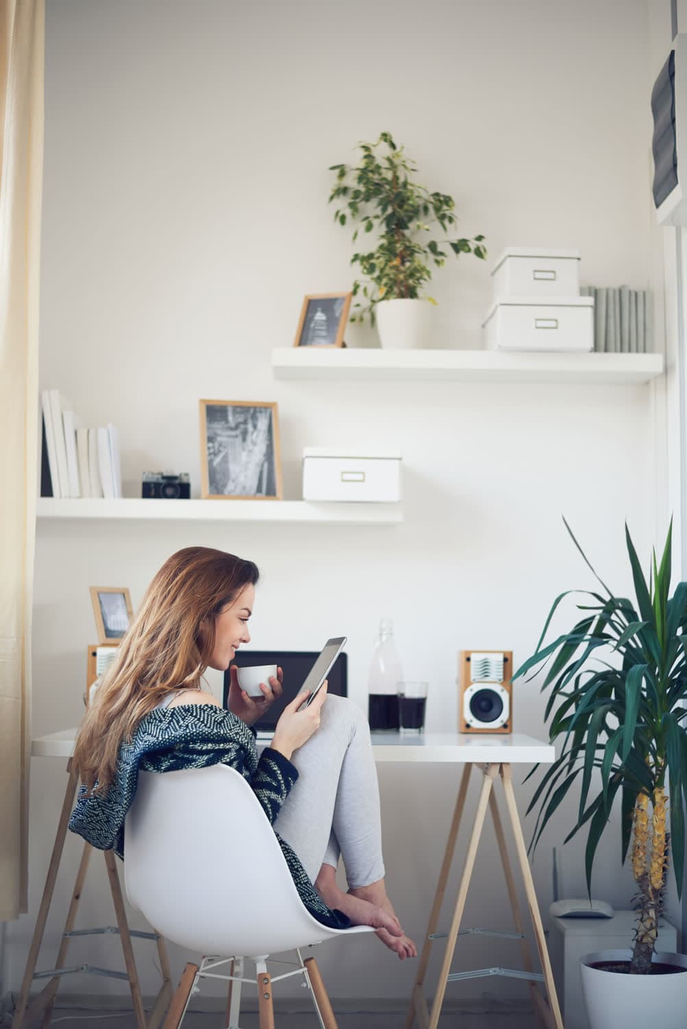 Student som pluggar vid ett skrivbord hemma