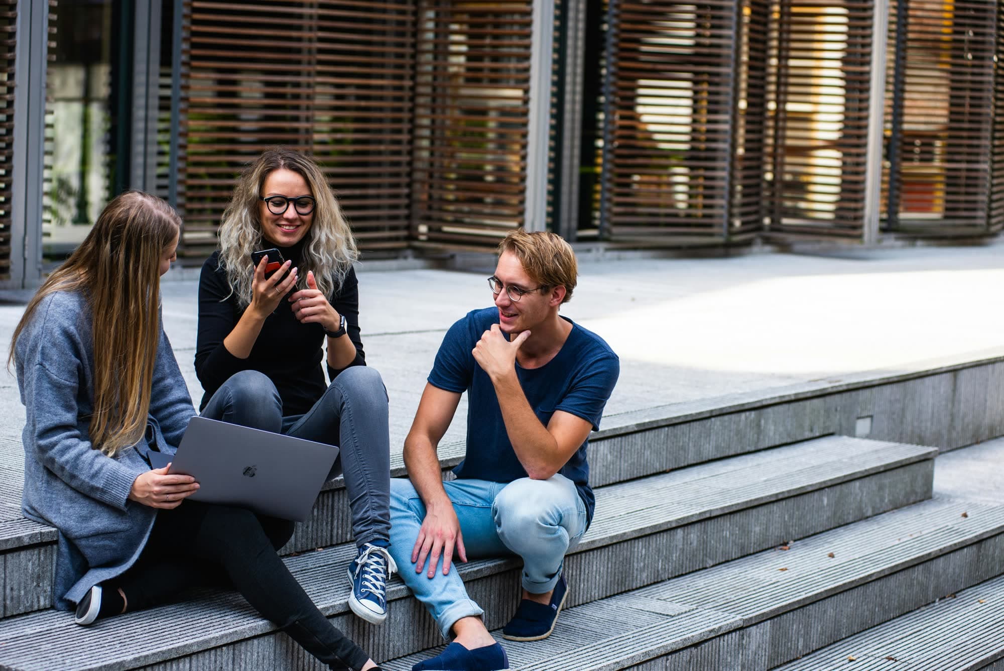 Studenter som pluggar tillsammans utomhus